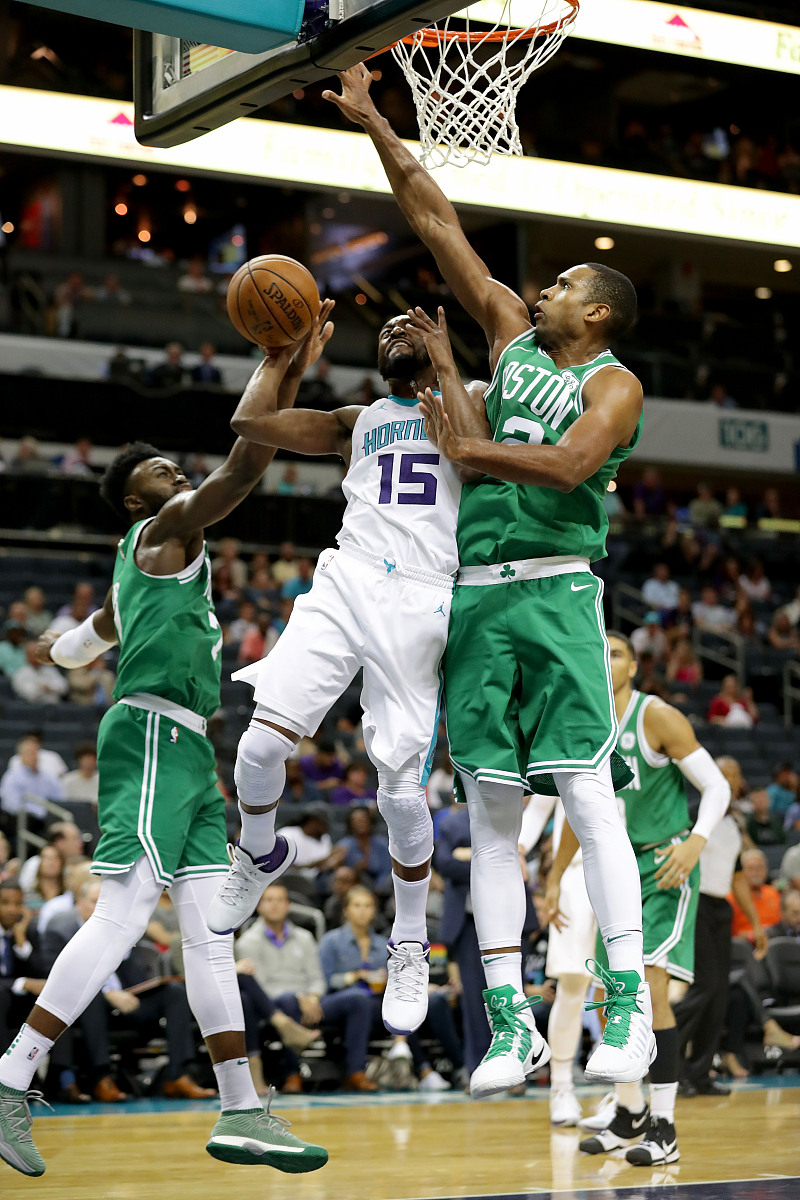 包含步行者鏖战波兰男篮，塔图姆完成帽子戏法的词条