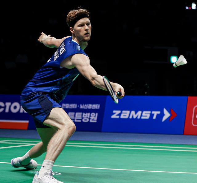 泰国羽毛球队碾压丹麦羽毛球队，安赛龙三分雨点燃全场