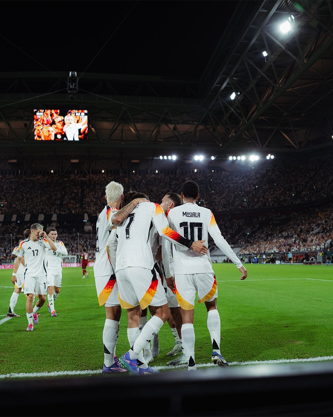 欧冠16强争夺激烈，豪强之间剑拔弩张