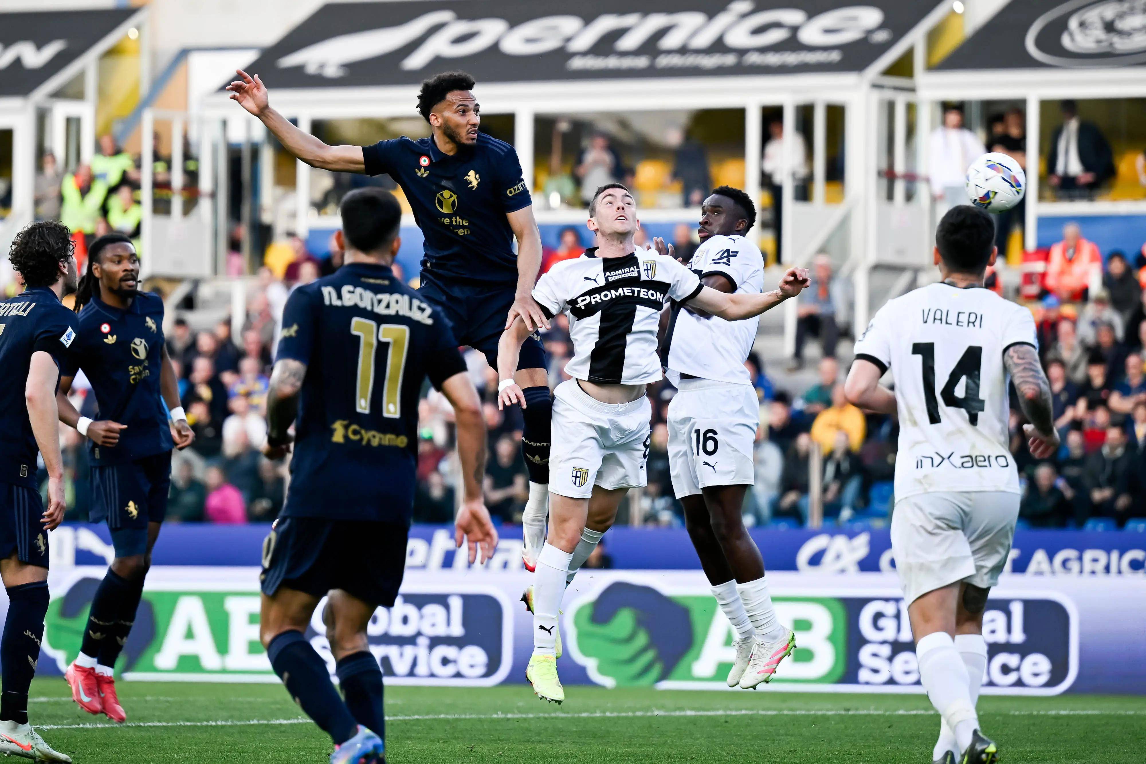 拉齐奥击败热那亚,大比分4-1获胜 拉齐奥击败热那亚,大比分4-1获胜