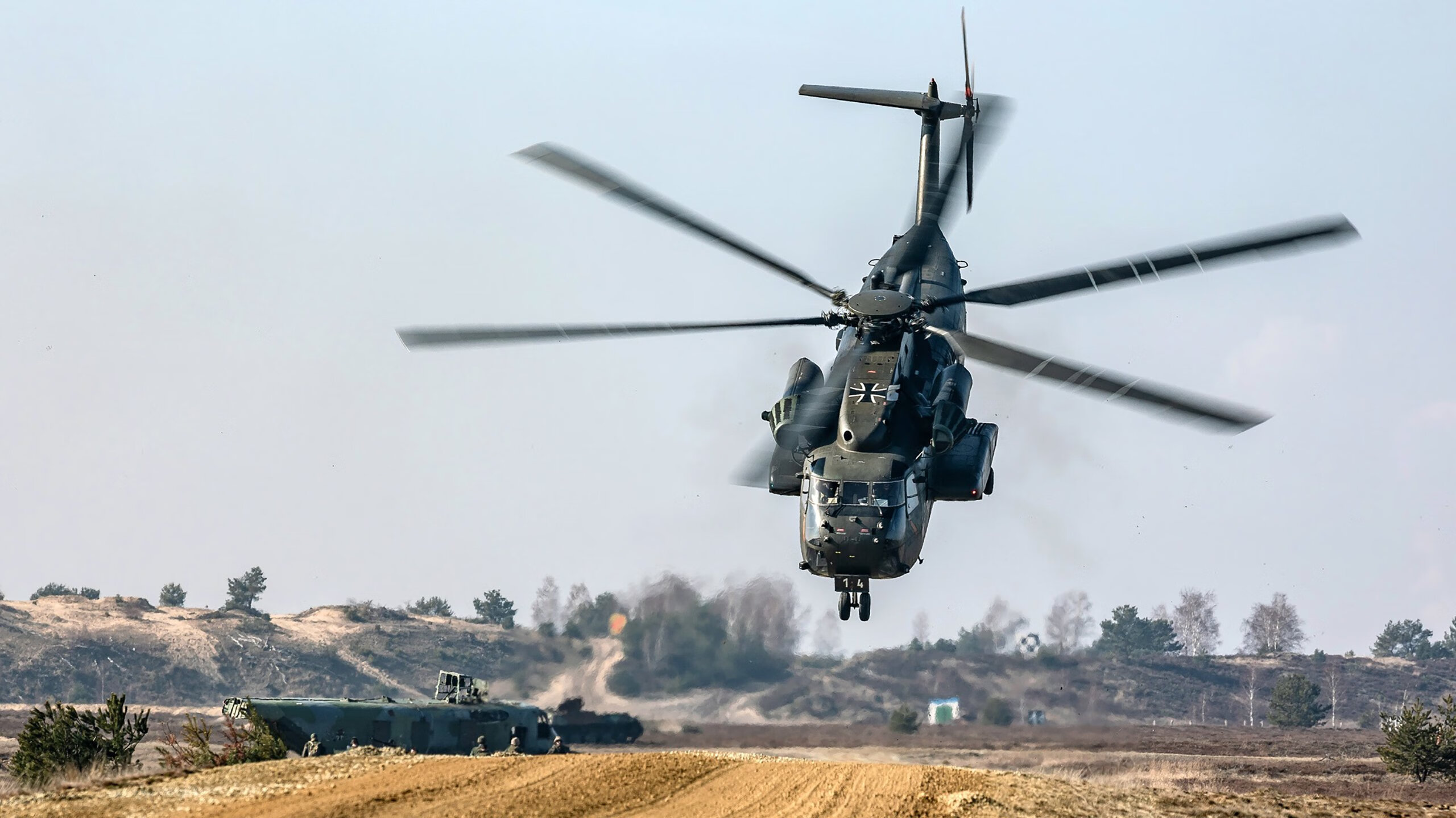 左手按住拜仁，右手掀翻曼联，一个身影串联起足球世界的双重风暴