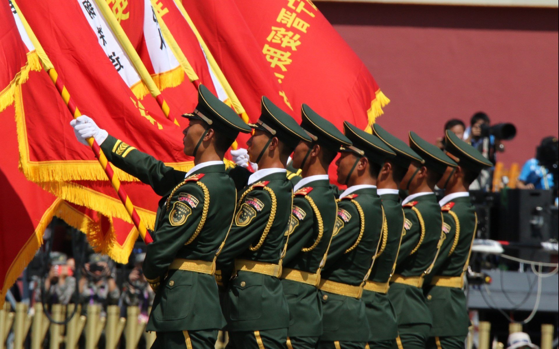 喀麦隆雄狮咆哮多哈,2026世界杯B组巅峰对决,贝林厄姆点亮沙漠夜空,厄瓜多尔惨遭完败